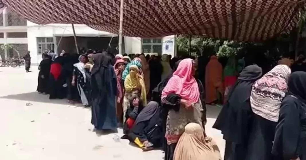 16 injured in stampede at BISP Karachi center