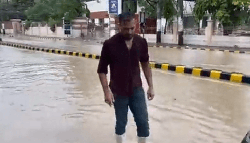 Wahab Riaz visits different areas  of Lahore after record-breaking rain