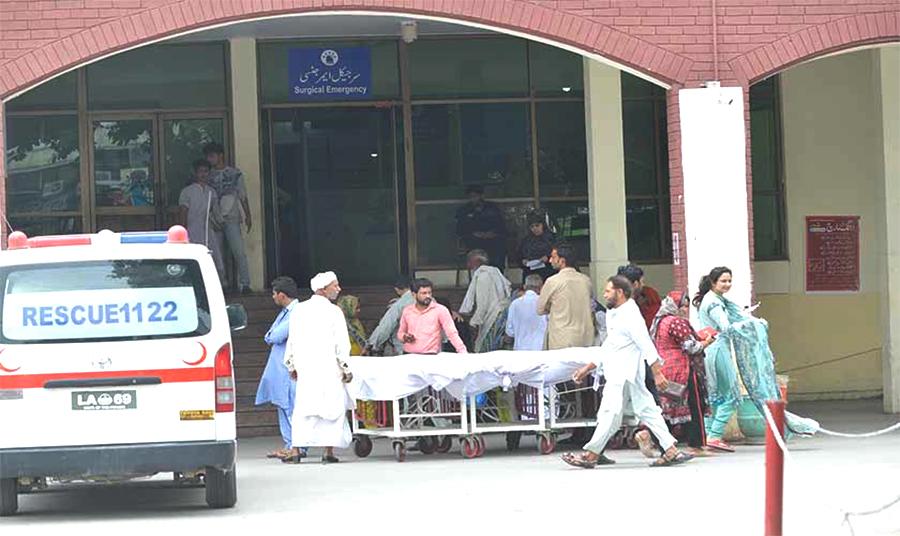 مزنگ ہسپتال کی دیوار گرنے سے 15 افراد زخمی