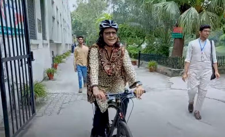 ایم اے او کالج کی پرنسپل روز سائیکل چلاکر کالج جاتی ہیں