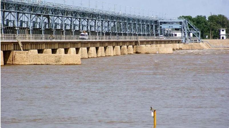 صوبائی ڈیزاسٹر مینجمنٹ اتھارٹی (پی ڈی ایم اے) پنجاب کے ڈائریکٹرکا دریائے چناب پر ہیڈ مرالہ کا دورہ