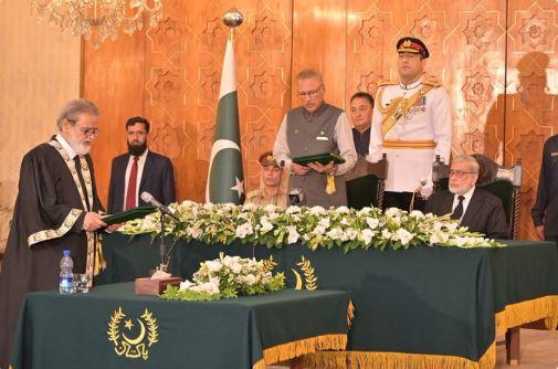 وفاقی شرعی عدالت کے عالم جج محمد انور نے اپنے عہدے کا حلف اٹھا لیا