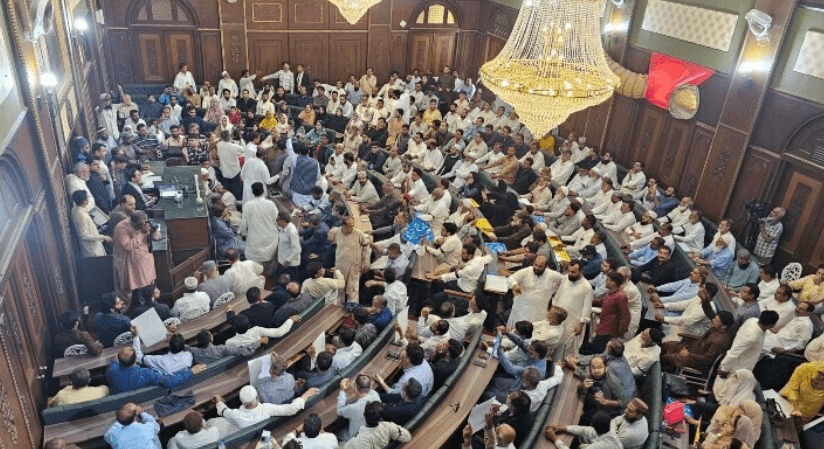 Chaos erupts at Karachi’s city council, JI members chant slogans against mayor