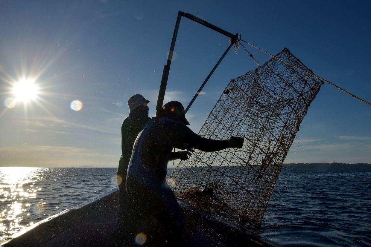 India releases 10 Pakistani fishermen