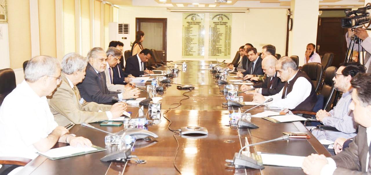 Finance Minister reviews work on outsourcing of airports' operations