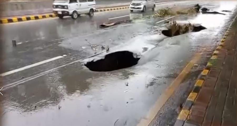 لاہور،موسلادھار بارش نے انتظامیہ کا پول کھول دیا، انتظامیہ غائب