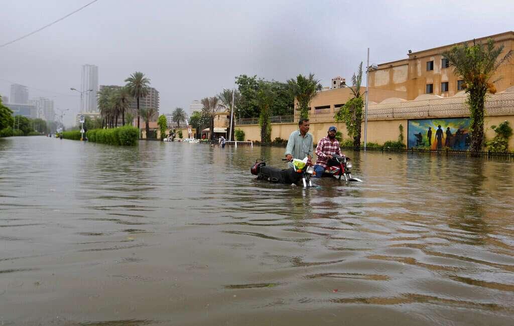 Heavy rain lashes Lahore, Punjab other cities