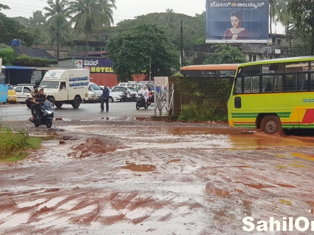 حکومت کی نا اہلی، پنجاب یونیورسٹی لاہور بس گڑھے میں جا گری