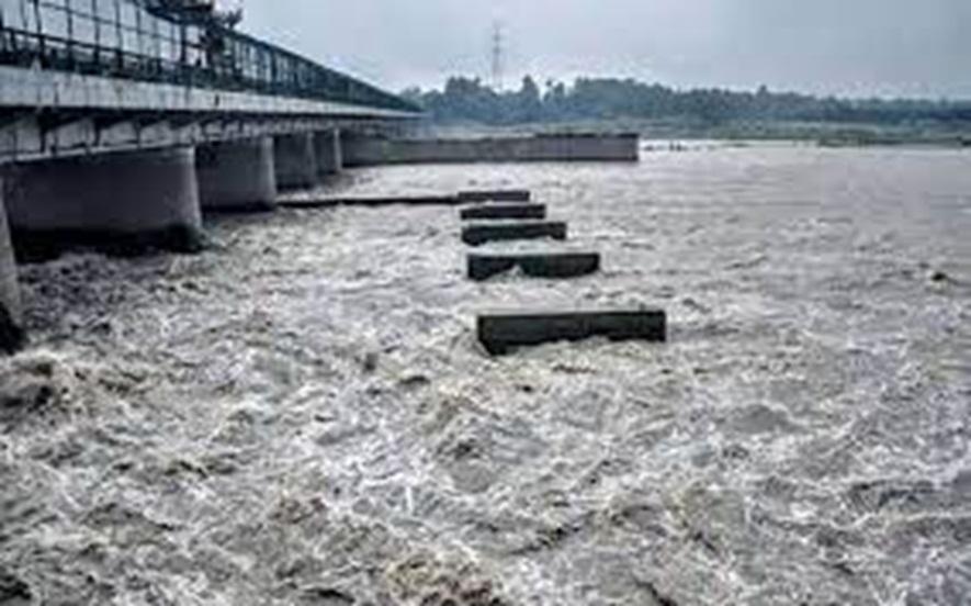 Rivers Indus, Chenab, Ravi, Kabul continue to run in low flood with rising trend