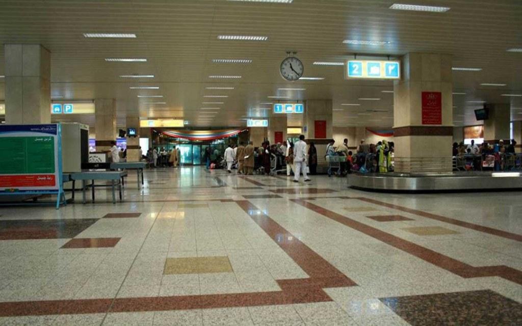 لاہور ائیر پورٹ پر کسٹم اہلکار رشوت مانگتا رہا،ویڈیو سوشل میڈیا پر وائرل