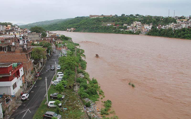 سیاحوں سے بھری گاڑی دریا کی نظر ہوگئی ،6افراد لاپتہ