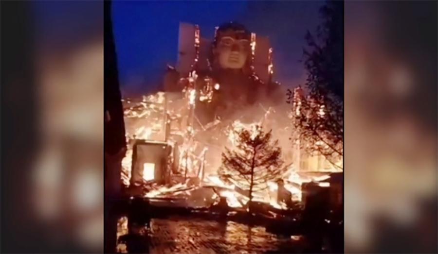 چین : صوبے گانسو میں آگ نے  دیو بدھا کو لپیٹ میں لے لیا