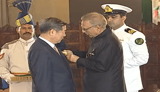 President Alvi confers Hilal-e-Pakistan on Chinese vice premier He Lifeng