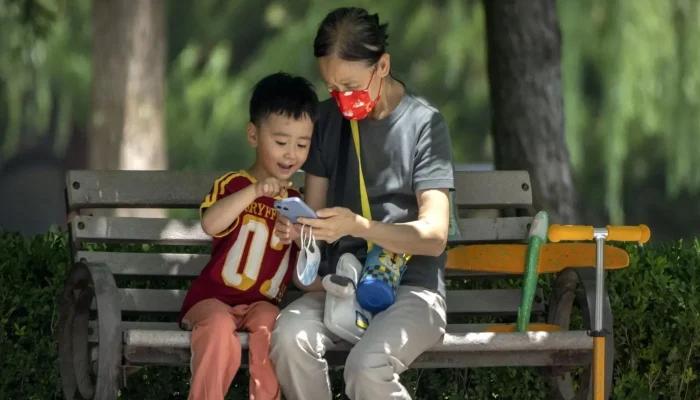 China implements strict restrictions on children's phone usage