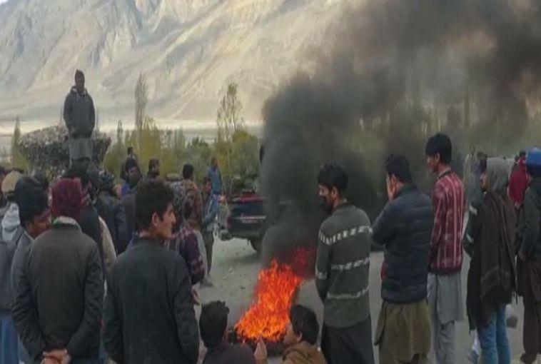 Tourists face trouble as roads blocked by protesters in Skardu