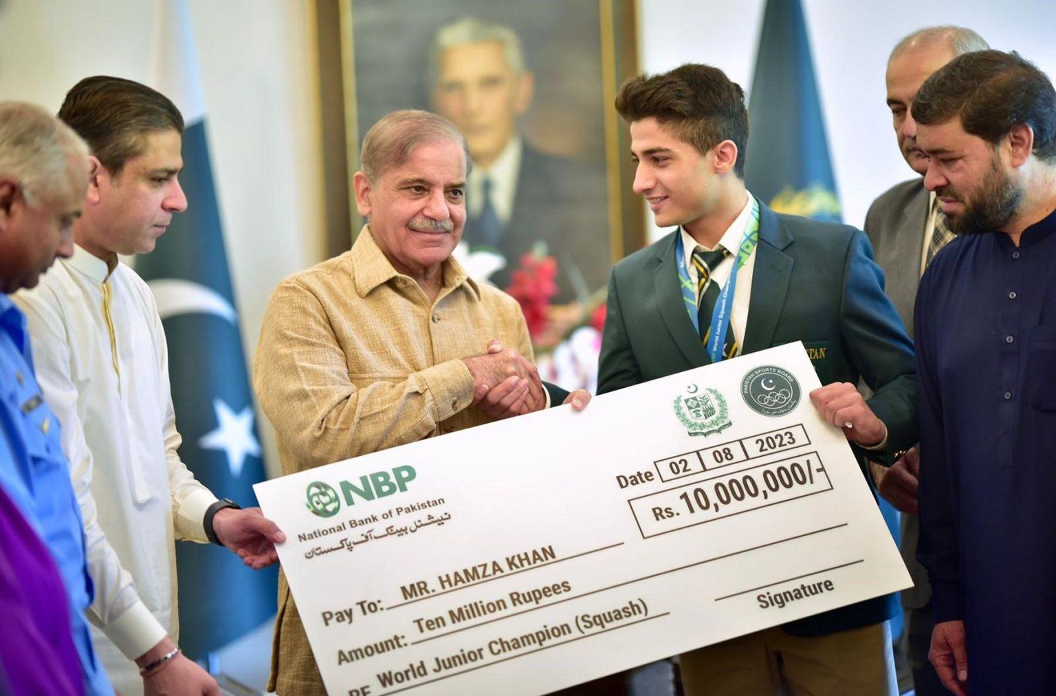 حکومت پاکستان کا عالمی جونیئر سکواش چیمپین  حمزہ خان کےلئے ایک کروڑ کا انعام