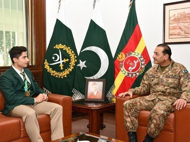 آرمی چیف کی ورلڈ جونیئر اسکواش چیمپئن محمد حمزہ سے ملاقات