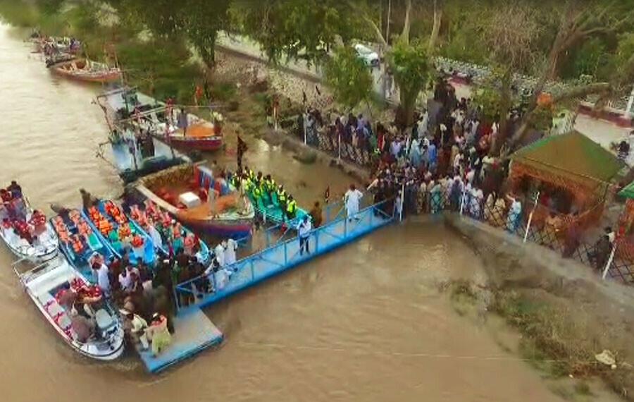 Local admin commences ferry service for Sukkar, Rohri residents