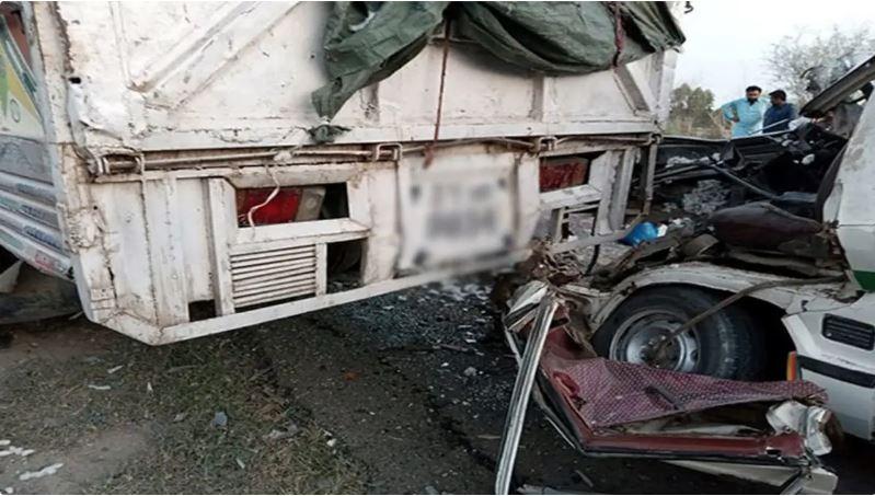 لیہ میں مسافر وین اور ٹرک میں تصادم،8 افراد جاں بحق