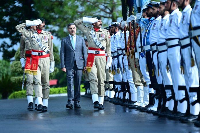 Kakar, outgoing PM receive guard of honour