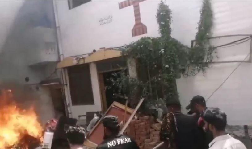 فیصل آباد کی تحصیل جڑانوالہ میں توہین مذہب کے الزمات لگا کر متعدد گرجا گھروں میں  توڑ پھوڑ