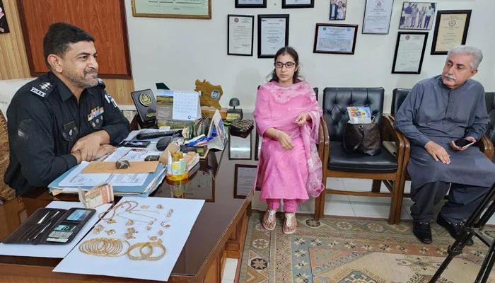 Police recovers, hands over lost jewelry worth Rs4M at airport