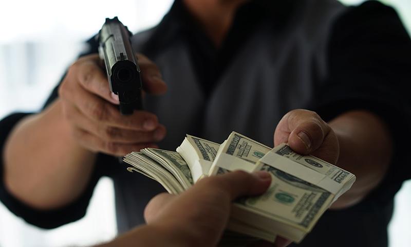 لاہور میں د ن دیہاڑے ڈکیتی کی واردات ،شہری قتل،ڈاکو 10لاکھ کی خطیررقم لے اڑے