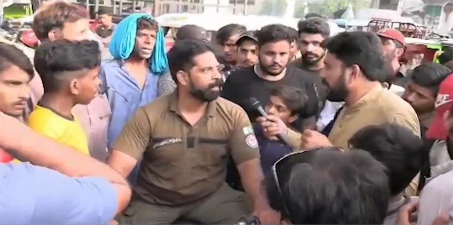 پولیس اہلکار کا شہریوں پر تشدد اور  محکمہ پولیس کے اعلیٰ افسران کو گالیاں