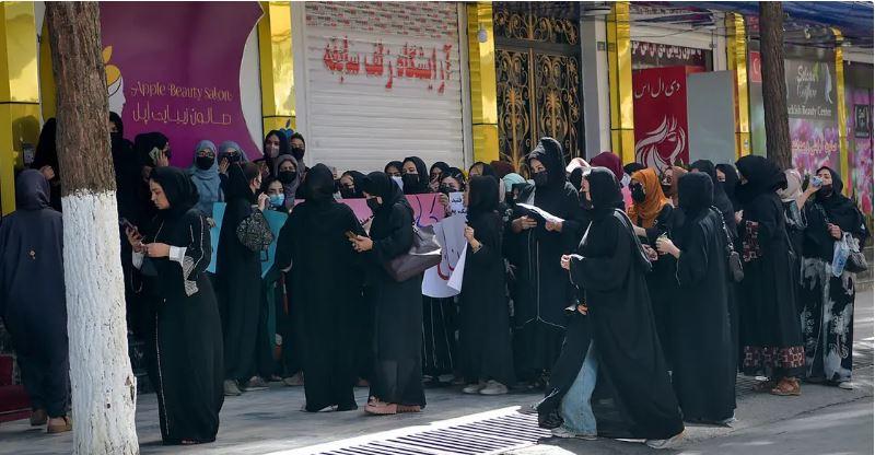 طالبان نے یونیورسٹی اسکالرشپ کے لیے دبئی جانے والی 100 خواتین کو سفر کرنے سے روک دیا