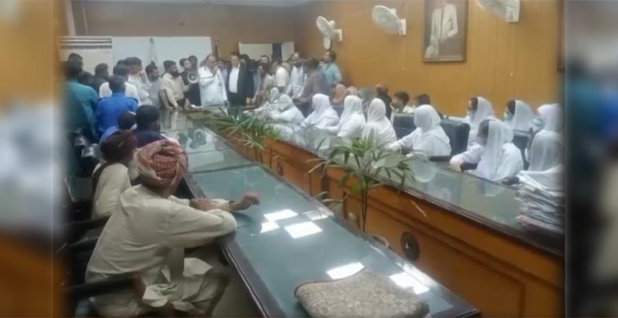 جناح ہسپتال کے گارڈ پر پولیس کا تشدد، ایف آئی آر درج نہ کرنے پر ڈاکٹروں کا احتجاج