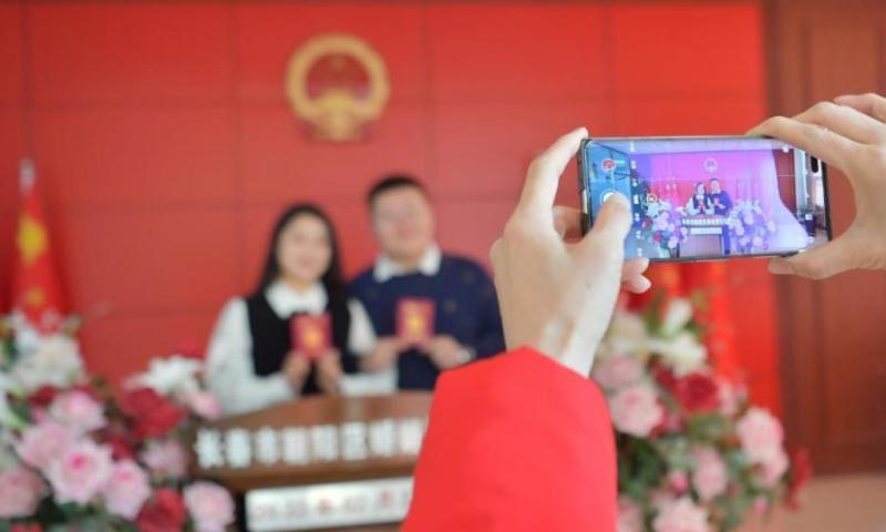 China announces cash rewards for young brides