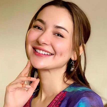 Hania Aamir pays tribute to Shah Rukh Khan with iconic pose