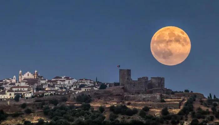 Beautiful view of super moon in Pakistan, UK and other countries