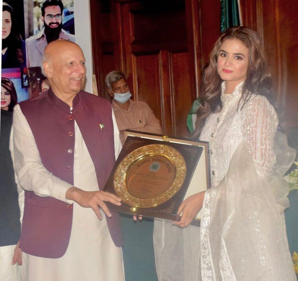 Hira Mani receives Global Women Media Award from Governor Punjab