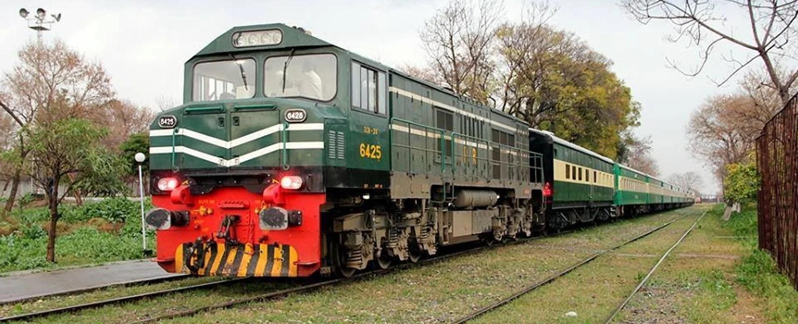 پاکستان ریلویز نے تمام ٹرینوں کے کرایوں میں اضافہ کر دیا