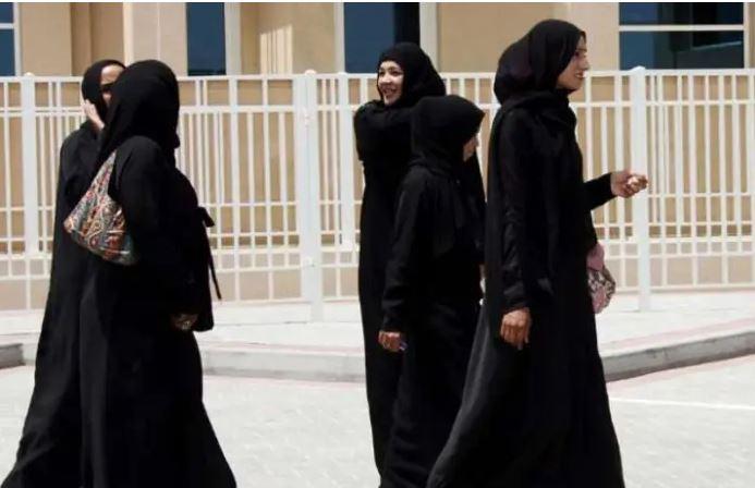 فرانسیسی سکولوں نے درجنوں لڑکیوں کو  عبایہ اتارنے سے انکار کرنے پر گھر بھیج دیا