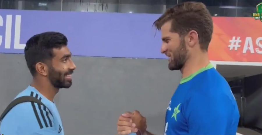 پاک بھارت میچ میں شاہین شاہ آفریدی اور بھمرا کے درمیان خوشگوار جملوں کا تبادلہ