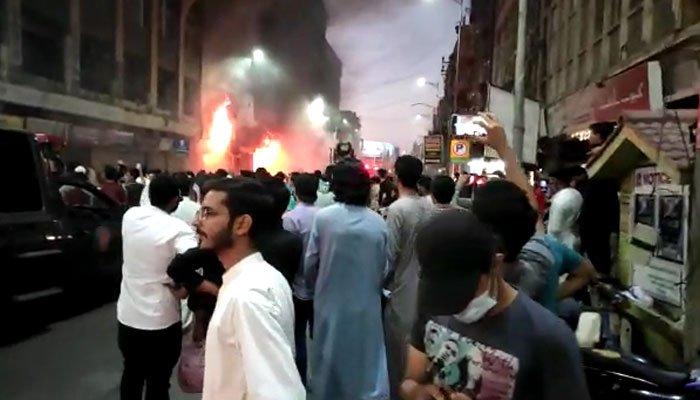 کراچی صدر کے کاروباری مرکز کوآپریٹو مارکیٹ میں آگ لگ گئی