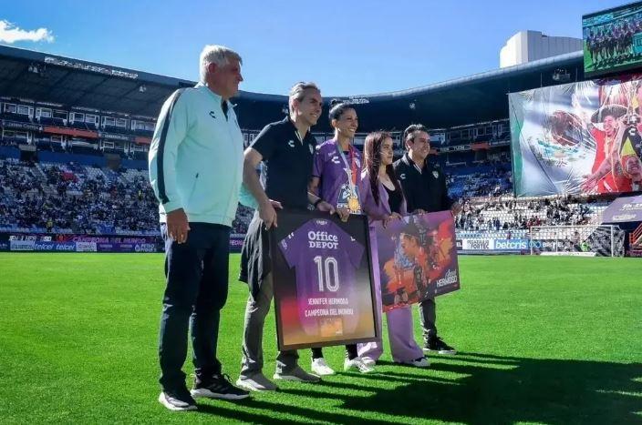 سپین کی قومی ٹیم کی کھلاڑی جینی ہرموسو کا  میکسیکن کلب پاچوکا میں واپسی پر پر تپاک استقبال