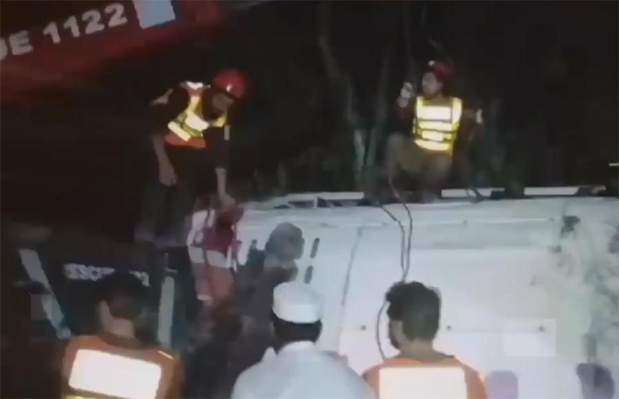 نوشہرہ میں مسافر بس کا حادثہ، 4 افراد جاں بحق