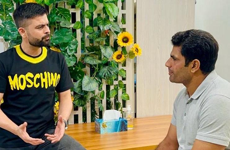 Ahmed Shehzad presents Rs1mn cash reward to Arshad Nadeem