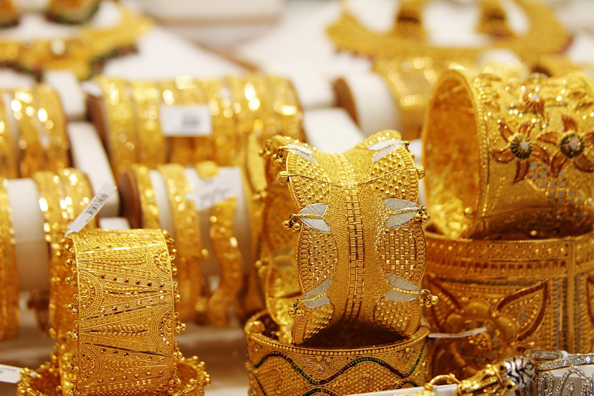 Gold prices soar to record high