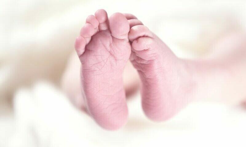 Doctors save infant mid-flight