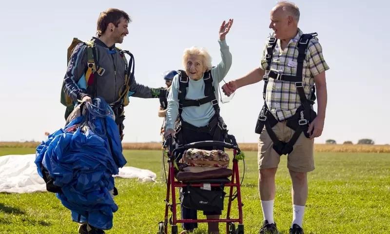 104 سالہ خاتون کی کامیاب سکائی ڈائیونگ