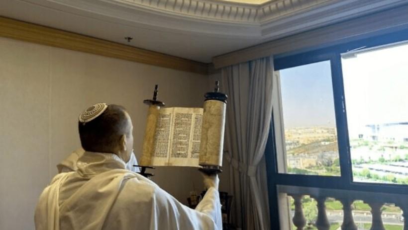 Israeli delegation worships, reads Torah in Saudi Arabia