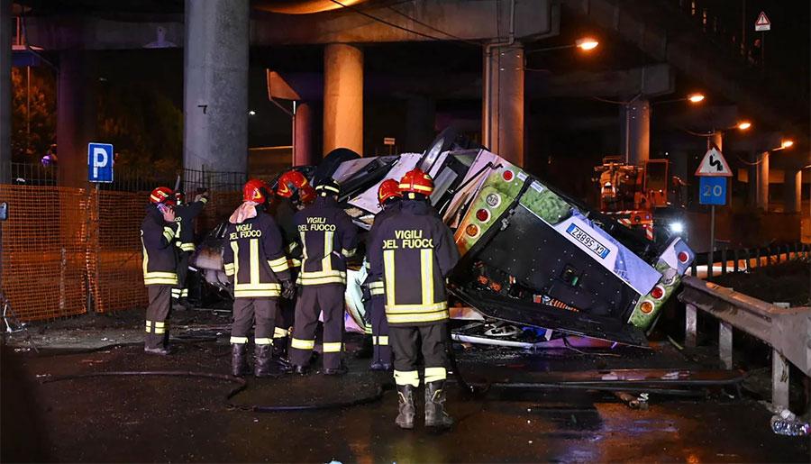 اٹلی، غیر ملکی سیاحوں کی بس پل سے جا گری، 21افراد ہلاک، 18زخمی