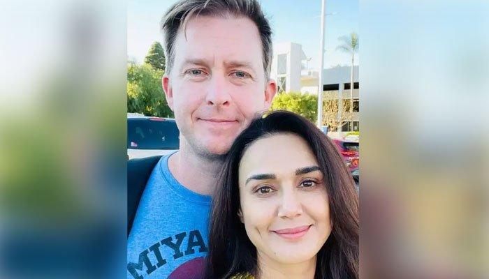 بھارتی اداکارہ پریتی زنٹا کے ہاں جڑواں بچوں کی پیدائش