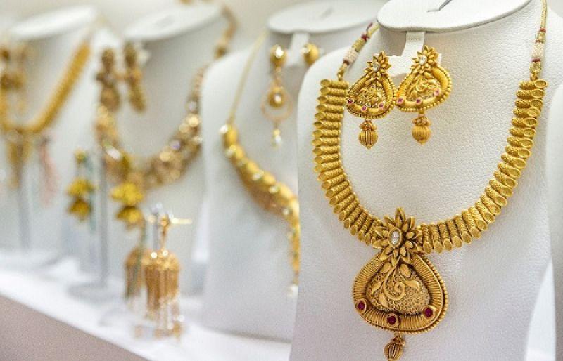 Gold price reduces by thousands of rupees