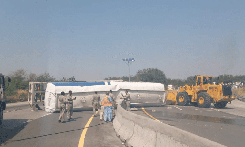 کلر کہار موٹر وے پر سالٹ رینج کے قریب آئل ٹینکر الٹ گیا، 2 افراد زخمی