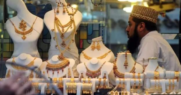 Gold price reduces by Rs7800 per tola in Pakistan